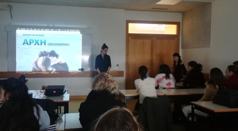 alunos em sala a assistir a videodança