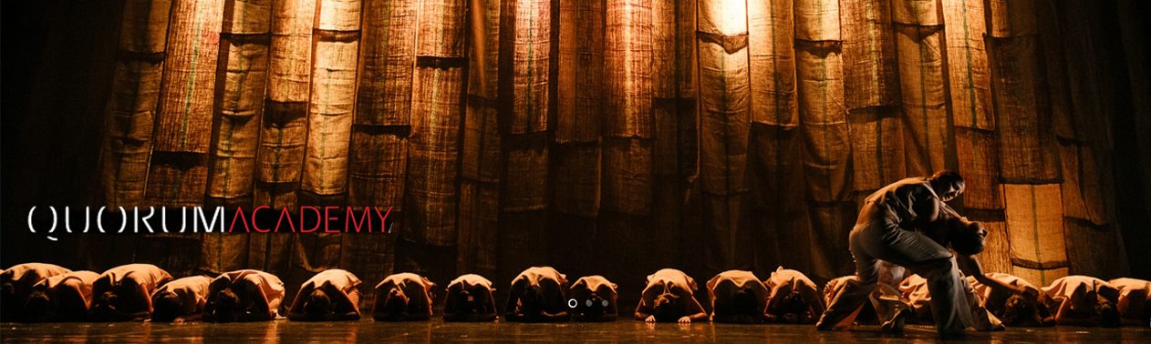 bailarinos de joelhos em cena - quorum academy