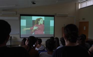 alunos a assistir a videodança