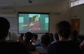 alunos a assistir a videodança